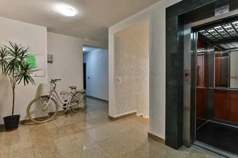 Rent, one bedroom apartment, 53m², Centar, Bar - image 13