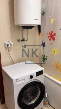 Kupatilo sa veš mašinom, bojlerom i kadom sa šarenom zavjesom. - image 6