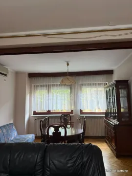 Dnevna soba sa garniturom za sedenje i trpezarijskim stolom pored prozora. - image 7