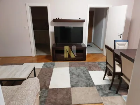 Dnevna soba sa garniturom, TV-om i trpezarijskim stolom. - image 3