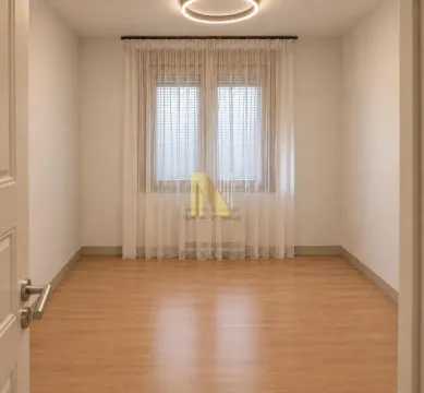 Prazna soba sa parketom i prozorom sa belim zavesama. - image 6