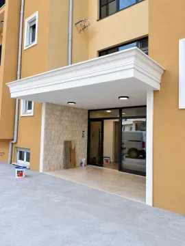 Glavni ulaz u stambenu zgradu sa nadstrešnicom i staklenim vratima. - image 2