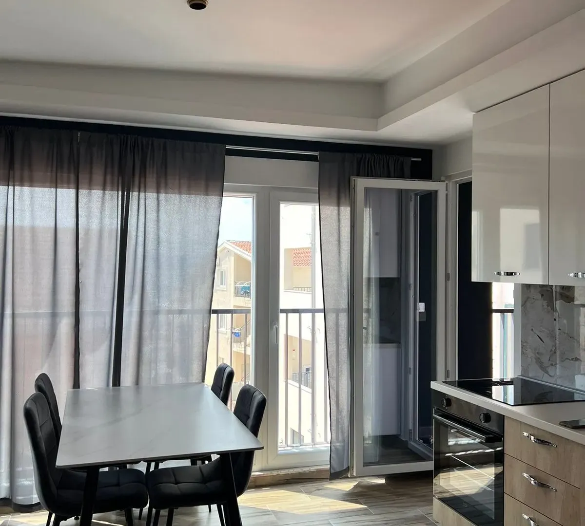 Izdavanje, dvosoban stan, 70m², Kalimanj, Tivat