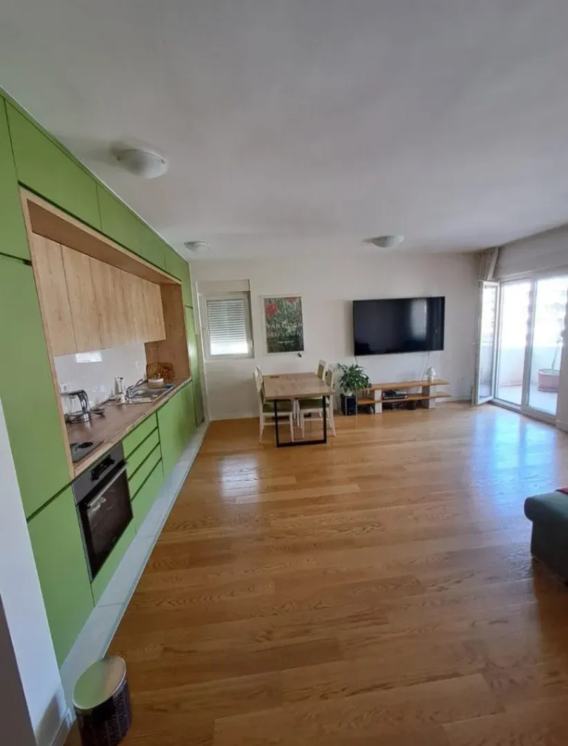 Izdavanje, trosoban stan, 105m², Central Point, Podgorica