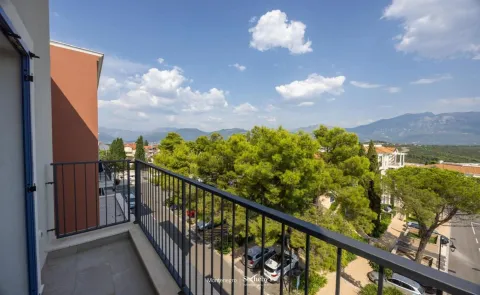 Balkon sa metalnom ogradom i pogledom na okolno zelenilo i planine. - image 13