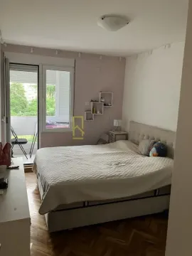 Namještena spavaća soba sa bračnim krevetom i izlazom na terasu. - image 5