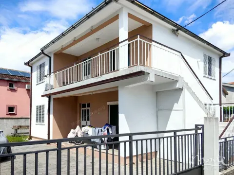 Prodaja, kuća, 180m², Tološi, Podgorica - image 1