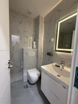 Savremeno opremljeno kupatilo sa umivaonikom i wc šoljom. - image 8