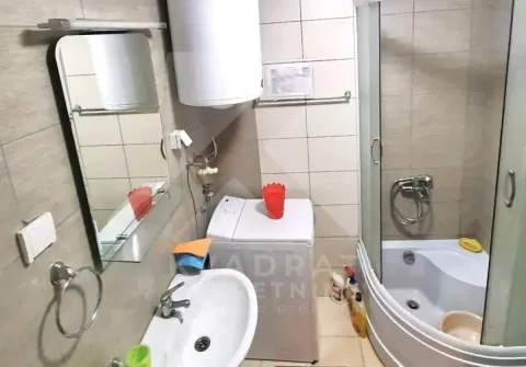 Kupatilo opremljeno tuš kabinom, umivaonikom, veš mašinom i bojlerom. - image 5