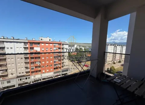 Natkriveni balkoni sa pogledom na okolne zgrade i gradski pejzaž. - image 3