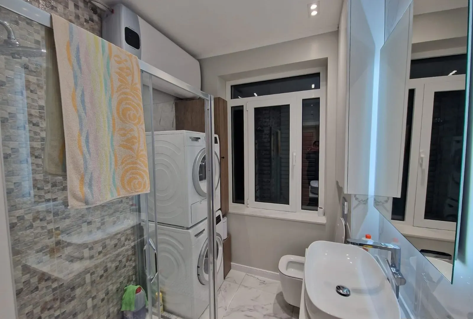 Izdavanje, dvosoban stan, 72m², Centar, Tivat