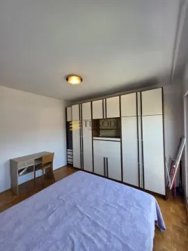 Spavaća soba sa bračnim krevetom, velikim garderoberom i radnim stolom. - image 12