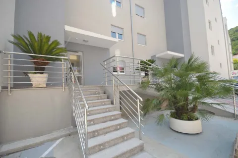 Entrance to the residential building with stairs and stainless steel railings. - image 12