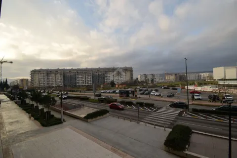 Pogled na ulicu i gradski pejzaž sa terase objekta. - image 13