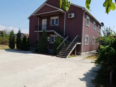 Spoljašnji izgled dvospratne kuće sa spoljnim stepeništem i dvorištem. - image 15