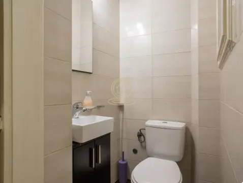 Manje kupatilo obloženo keramičkim pločicama sa umivaonikom i šoljom. - image 23