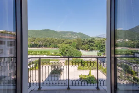 Pogled sa terase na okolno zelenilo i planine. - image 15