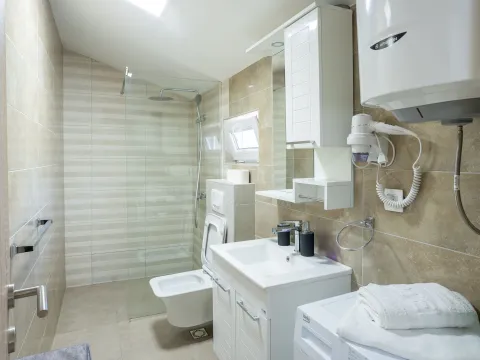 Izdavanje, jednosoban stan, 40m², Radanovići, Kotor - image 11