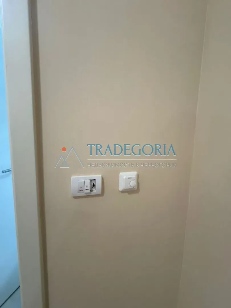 Detalj sa prekidačima i termostatom na zidu.