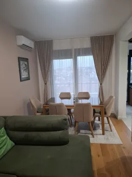 Dnevna soba sa trpezarijskim stolom i stolicama pored prozora. - image 5
