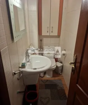 Manje kupatilo sa umivaonikom, WC šoljom i zidnim ormarićem. - image 8