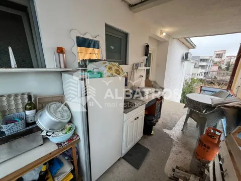 Natkrivena terasa sa spoljnom kuhinjom i trpezarijskim stolom. - image 9