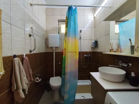 Kupatilo opremljeno tuš kabinom, umivaonikom i toaletom. - image 11