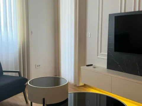 Izdavanje, jednosoban stan, 50m², Stari Aerodrom, Podgorica