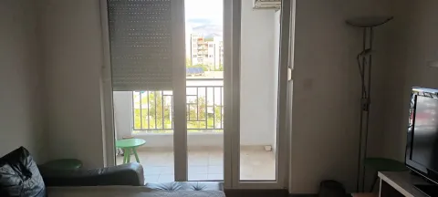 Dnevna soba sa izlazom na zastakljeni balkon. - image 8