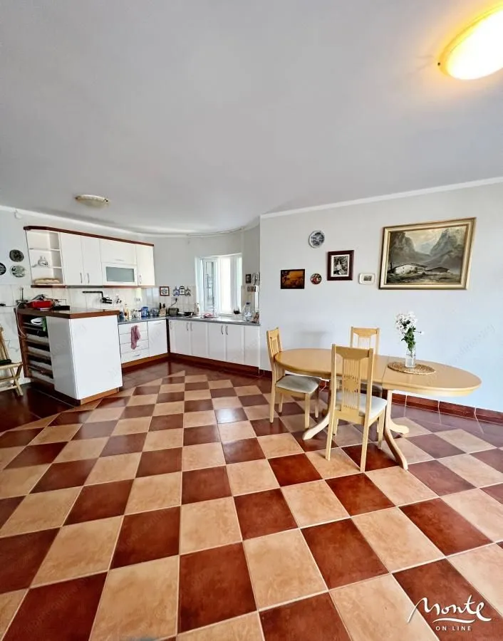 Prodaja, trosoban stan, 132m², Stoliv, Kotor