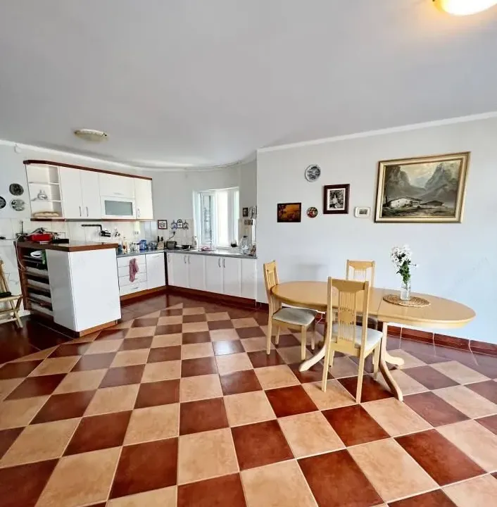 Sale, three bedroom apartment, 132m², Stoliv, Kotor