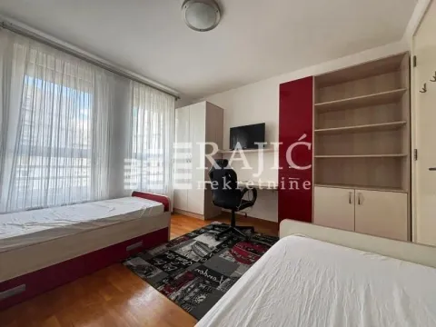 Dečja soba sa dva kreveta, ormarima i radnim stolom. - image 10