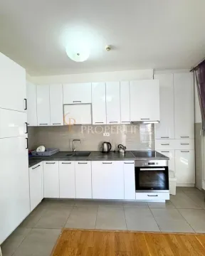 Bijela kuhinja sa elementima i ugradnom rernom. - image 2