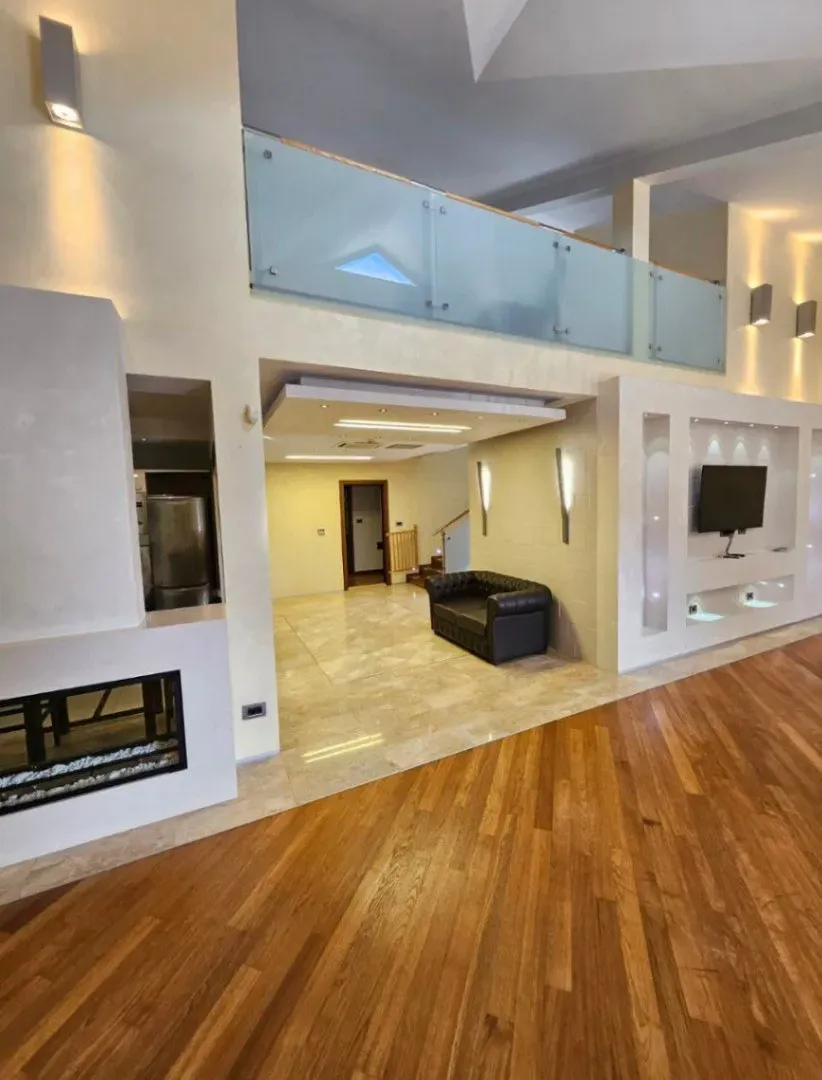Izdavanje, kuća, 380m², Mareza, Podgorica