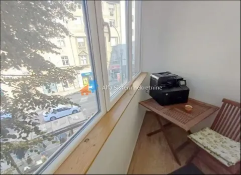 Zastakljeni balkon sa malim stolom, stolicom i pogledom na ulicu. - image 17