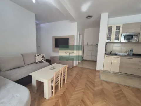 Dnevna soba sa trpezarijom i spojenom kuhinjom. - image 4