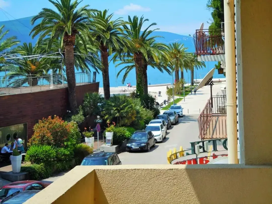 Izdavanje, stan, 72m², Tivat, Crna Gora