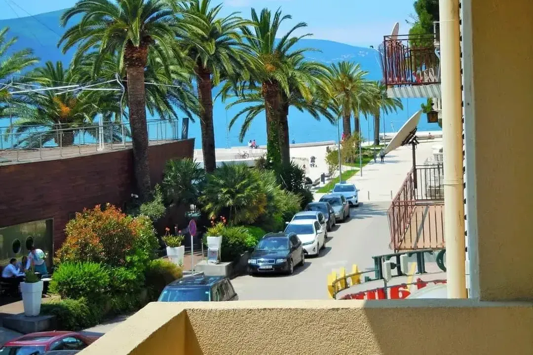 Izdavanje, stan, 72m², Tivat, Crna Gora