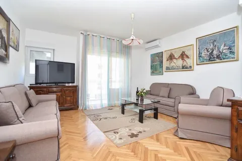 Rent, one bedroom apartment, 60m², Budva, Crna Gora - image 2