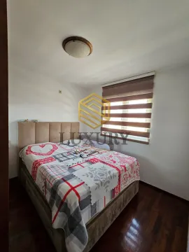 Spavaća soba sa bračnim krevetom i prozorom. - image 16