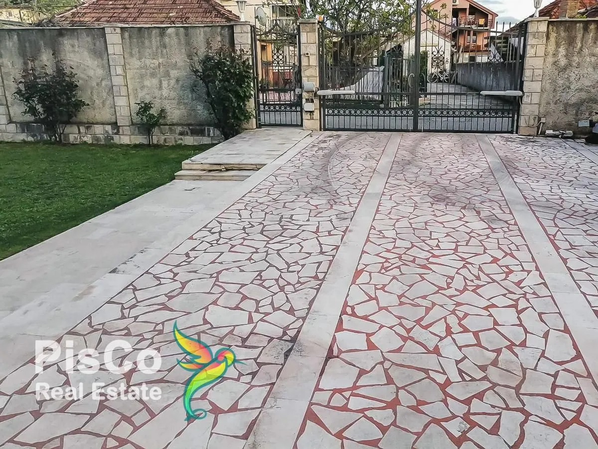 Sale, house, 260m², Masline, Podgorica