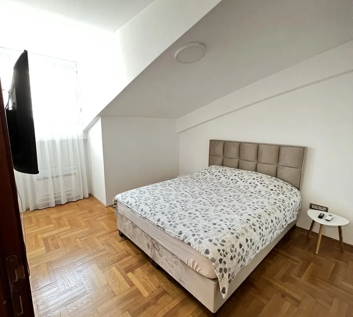 Izdavanje, jednosoban stan, 71m², Stari Aerodrom, Podgorica