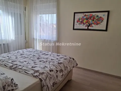 Spavaća soba sa bračnim krevetom i prozorom sa belim zavesama. - image 19