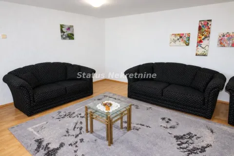 Dnevni boravak sa dva crna kauča i stočićem na sredini. - image 2