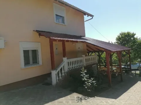 Eksterijer kuće sa nadstrešnicom i stepeništem. - image 3