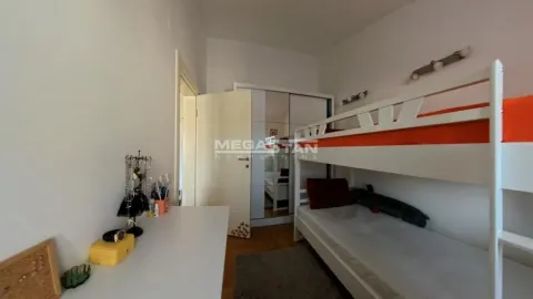 Dečja soba sa krevetom na sprat, radnim stolom i garderoberom. - image 7