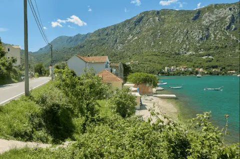Pogled na obalu i okolne planine sa puta u blizini objekta. - image 7