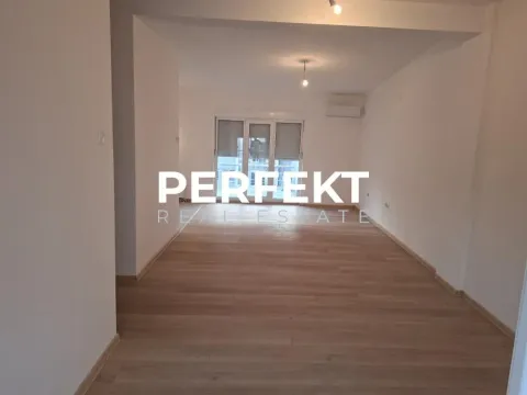 Prazna dnevna soba sa parketom i pogledom na terasu. - image 7