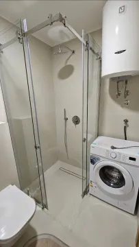 Manje kupatilo sa tuš kabinom, WC šoljom, veš mašinom i bojlerom. - image 9