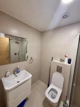 Moderno opremljeno kupatilo sa umivaonikom i tuš kabinom. - image 7